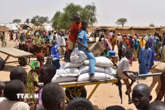 Người dân tại trại tị nạn Asanga ở gần Diffa, Niger, sau khi phải rời bỏ nhà cửa tránh các cuộc tấn công của nhóm khủng bố Boko Haram. (Ảnh: AFP/TTXVN)