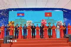 Lãnh đạo tỉnh An Giang và tỉnh Kandal (Campuchia) cắt băng khai trương cặp cửa khẩu quốc tế đường bộ Khánh Bình-Chrey Thom. (Ảnh: Thanh Sang/TTXVN)
