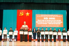 Trao Bằng khen của Chủ tịch UBND tỉnh Gia Lai cho các cá nhân có thành tích xuất sắc trong công tác tìm kiếm, quy tập và xác định danh tính hài cốt liệt sỹ. (Ảnh: Sỹ Thắng/TTXVN)