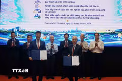 Đại diện Ban Quản lý Khu Công nghệ cao Thành phố Hồ Chí Minh và Tập đoàn Đầu tư và Phát triển công nghiệp Becamex-CTCP trao Thỏa thuận hợp tác về phát triển hệ thống các khu công nghệ cao trên địa bàn Thành phố. (Ảnh: Thu Hoài/TTXVN)