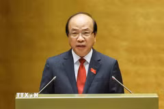 Chủ nhiệm Ủy ban Pháp luật và Tư pháp của Quốc hội Phan Chí Hiếu trình bày báo cáo thẩm tra về 03 nội dung: dự án Luật Trưng mua, trưng dụng tài sản (sửa đổi); dự án Luật Văn bản quy phạm pháp luật; tình hình triển khai thực hiện Nghị quyết số 206/2025/QH15 về cơ chế đặc biệt xử lý khó khăn, vướng mắc do quy định của pháp luật. (Ảnh: Doãn Tấn/TTXVN)
