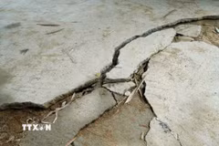 Nhiều công trình nhà ở bị thiệt hại, nguy cơ bị “hà bá” nuốt chửng. (Ảnh: Lê Phước Ngọc/TTXVN)