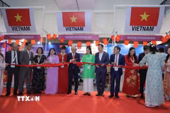 Đại sứ Việt Nam tại Ấn Độ Trịnh Minh Mạnh và Phu nhân, cùng các khách mời cắt băng khai trương Gian hàng Việt Nam tại Hội chợ UPITS 2026. (Ảnh: Vũ Hà/TTXVN)