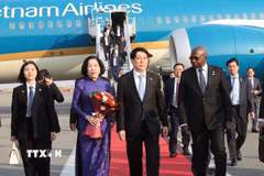 Các quan chức Angola đón Chủ tịch nước Lương Cường và Phu nhân tại sân bay quốc tế Quatro de Fevereiro, thủ đô Luanda. (Ảnh: Lâm Khánh/TTXVN)