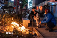 Người dân đốt lửa sưởi ấm khi rét đậm. (Ảnh: Phạm Tuấn Anh/TTXVN)