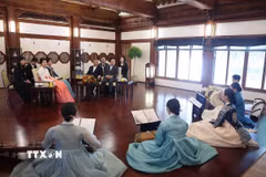 Tổng Bí thư Tô Lâm và Phu nhân cùng Tổng thống Hàn Quốc Lee Jae Myung và Phu nhân xem biểu diễn nghệ thuật truyền thống của Hàn Quốc. (Ảnh: Thống Nhất/TTXVN)