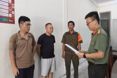 Cơ quan An ninh điều tra Công an thành phố Đà Nẵng tống đạt các quyết định đối với Chu Đức Anh (áo đen) và Nguyễn Trung Hiếu (ngoài cùng bên trái). (Ảnh: Công an cung cấp)