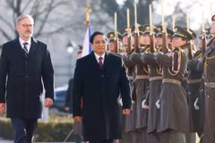 Thủ tướng Phạm Minh Chính và Thủ tướng Cộng hòa Séc Petr Fiala duyệt đội danh dự. (Ảnh: Dương Giang/TTXVN)