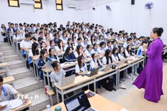 Sinh viên Khoa Ngữ văn Trường Đại học Sư phạm Hà Nội trong một giờ học trên giảng đường. (Ảnh: Thanh Tùng/TTXVN)