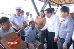 Lãnh đạo tỉnh Khánh Hòa thăm động viên các ngư dân Đà Nẵng gặp nạn trên biển Trường Sa ở Cảng quốc tế Cam Ranh, tỉnh Khánh Hòa. (Ảnh: TTXVN phát)