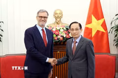 Bộ trưởng Bộ Ngoại giao Lê Hoài Trung tiếp Đại sứ đặc mệnh toàn quyền Cộng hòa Pháp tại Việt Nam Olivier Brochet. (Ảnh: An Đăng/TTXVN)