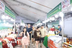 Ngay trong ngày đầu của tuần lễ Nông sản OCOP và đặc sản vùng miền, với lượng lớn hàng hóa có chủng loại đa dạng được bày bán đã thu hút nhiều người tiêu dùng tham quan, mua sắm. (Ảnh: Mạnh Minh/TTXVN)