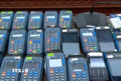 Lực lượng Công an đã thu giữ gần 400 máy POS, 10.000 thẻ tín dụng, 95 điện thoại di động và 20 máy vi tính cùng nhiều tài liệu liên quan. (Ảnh: TTXVN phát)