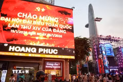 Hệ thống pano, áp phích tuyên truyền Đại hội XIV hòa vào cảnh quan đô thị trung tâm Thành phố Hồ Chí Minh, khu vực Phố đi bộ Nguyễn Huệ tập trung đông đảo người dân, du khách. (Ảnh: Hồng Đạt/TTXVN)