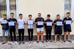 Các đối tượng nhập cảnh trái phép từ Campuchia vào Việt Nam bị lực lượng chức năng Đồn Biên phòng Long Khốt phát hiện, bắt giữ trong quá trình tuần tra, kiểm soát khu vực biên giới. (Ảnh: TTXVN phát)