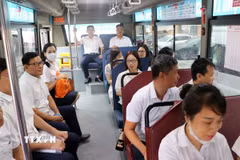 Đưa đón cán bộ, công chức đi làm. (Ảnh: Hoàng Ngọc/TTXVN)