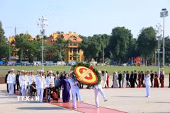 Phó Chủ tịch nước Võ Thị Ánh Xuân cùng các đại biểu vào Lăng viếng Chủ tịch Hồ Chí Minh. (Ảnh: Tuấn Anh/TTXVN)
