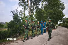 Đồn Biên phòng Bến Phố phối hợp các lực lượng tuần tra bảo vệ biên giới. (Ảnh: Đức Hạnh/TTXVN)