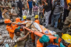 Lực lượng cứu hộ chuyển nạn nhân tại hiện trường vụ sập nhà ở New Delhi, Ấn Độ. (Ảnh: ANI/TTXVN)