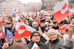 "Biển" cờ Đan Mạch và Greenland tại thủ đô Copenhagen. (Nguồn: EPA)