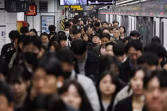 Hành khách chen chúc tại một ga tàu điện ngầm ở Seoul, Hàn Quốc. (Nguồn: Yonhap)