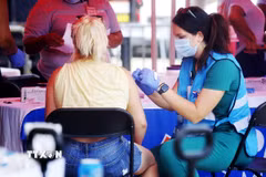 Nhân viên y tế tiêm vaccine phòng bệnh đậu mùa khỉ cho người dân tại New Orleans, Mỹ. (Ảnh: THX/TTXVN)