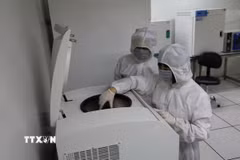 Các nhà khoa học thực hiện thí nghiệm tại Phòng sạch thuộc Viện Khoa học Vật liệu (Viện Hàn lâm Khoa học và Công nghệ Việt Nam). (Ảnh minh họa: Thu Phương/TTXVN)