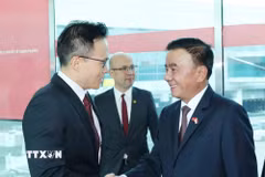 Quốc Vụ khanh Bộ Quốc phòng Singapore Desmond Choo đón đồng chí Trần Cẩm Tú, Ủy viên Bộ Chính trị, Thường trực Ban Bí thư, tại sân bay quốc tế Changi. (Ảnh: Phương Hoa/TTXVN)