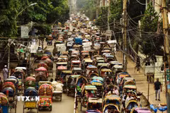Những chiếc xích lô lưu thông trên một tuyến phố tại Dhaka, Bangladesh. (Ảnh: THX/TTXVN phát)