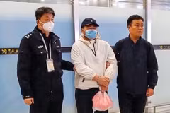Một nghi phạm (giữa) trong vụ bắt cóc nam diễn viên Trung Quốc ở Thái Lan được áp giải trở về Trung Quốc. (Ảnh do Bộ Công an Trung Quốc cung cấp)
