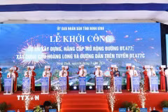 Các đại biểu thực hiện nghi thức khởi công xây dựng công trình. (Ảnh: Đức Phương/TTXVN)