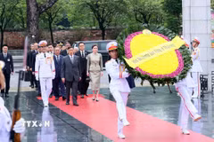 Nhà vua Thái Lan Maha Vajiralongkorn Phra Vajiraklaochaoyuhua và Hoàng hậu Suthida Bajrasudhabimalalakshana đến đặt vòng hoa tại Đài tưởng niệm các Anh hùng liệt sỹ trên đường Bắc Sơn (Hà Nội). (Ảnh: An Đăng/TTXVN)