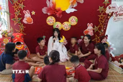 Các em nhỏ được nghe kể chuyện về ngày Tết Trung Thu. (Ảnh: Lê Xuân/TTXVN)