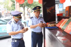 Lực lượng Quản lý thị trường tỉnh Ninh Bình kiểm tra hoạt động kinh doanh bánh Trung Thu tại phường Phủ Lý, tỉnh Ninh Bình. (Ảnh: Thùy Dung/TTXVN)