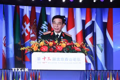 Đại tướng Phan Văn Giang, Phó Thủ tướng Chính phủ, Bộ trưởng Bộ Quốc phòng phát biểu tại Phiên toàn thể 1 Diễn đàn Hương Sơn Bắc Kinh lần thứ 13. (Ảnh: Hải Yến/TTXVN)