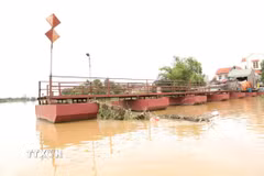 Cầu phao Ngọc Nhị phải ngừng hoạt động khi lũ lên. (Ảnh: Đức Phương/TTXVN)