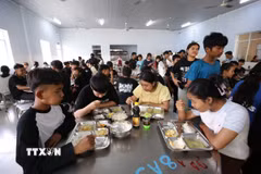 Bữa ăn bán trú của học sinh trường Phổ thông Dân tộc Nội trú Tây Ninh. (Ảnh: Giang Phương/TTXVN)