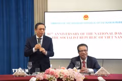 Đại sứ Lào Shiphandone Oybuabuddy phát biểu chúc mừng. (Ảnh: Trần Hải/TTXVN)