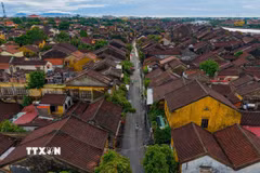 Mạng lưới đường phố phát triển theo điều kiện tự nhiên, tạo nên cấu trúc đô thị hữu cơ thay vì được quy hoạch theo những ô phố vuông vức. (Ảnh: Phạm Tuấn Anh/TTXVN)