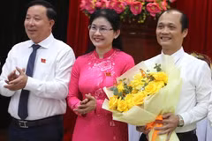 Tân Phó Chủ tịch Ủy ban nhân dân tỉnh Đồng Nai Nguyễn Tuấn Anh (bên phải) nhận hoa chúc mừng. (Nguồn: Báo Chính phủ)
