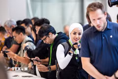 Khách hàng trải nghiệm các sản phẩm của Apple tại Cupertino, California, Mỹ. (Ảnh: THX/TTXVN)