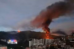 Khói lửa bốc lên tại khu phức hợp quân sự Fuerte Tiuna lớn nhất Venezuela, sau một loạt tiếng nổ ở thủ đô Caracas ngày 3/1. (Ảnh: France24/TTXVN)