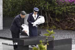 Nhà Vua Nhật Bản Naruhito và Hoàng hậu Masako dâng hoa tại đài tưởng niệm trên đảo Iwoto ở Thái Bình Dương. (Ảnh: THX/TTXVN)