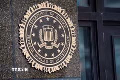 Biểu tượng FBI tại trụ sở ở Washington, D.C., Mỹ. (Ảnh: THX/TTXVN)