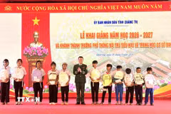 Đại tá Trịnh Thanh Bình, Chỉ huy trưởng Ban Chỉ huy Bộ đội Biên phòng Quảng Trị trao các suất quà ý nghĩa tiếp sức đến trường cho các em học sinh vùng biên giới. (Ảnh: TTXVN phát)