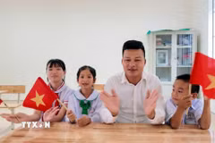 Điểm trường thôn Trần - Trường Tiểu học và THCS Thanh Lân có 1 thầy và 3 học sinh. (Ảnh: TTXVN phát)