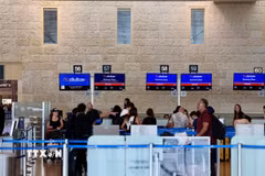 Khu vực check-in của hãng hàng không Flydubai tại sân bay quốc tế Ben Gurion gần Tel Aviv, Israel, ngày 30/9. (Ảnh: THX/TTXVN phát)