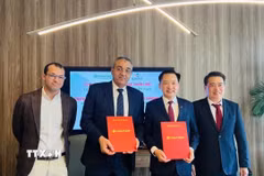Tổng Giám đốc Vinachem Nguyễn Hữu Tú (bên phải) và Chủ tịch Tập đoàn Kayan for International Trade Hatem Elgama trao Bản thỏa thuận được ký kết. (Ảnh: TTXVN phát)