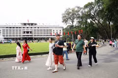 Khách quốc tế tham quan Dinh Độc Lập dịp Tết Ất Tỵ 2025. (Ảnh: Hồng Đạt/TTXVN)