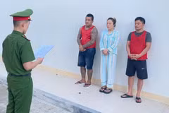 Phòng Cảnh sát hình sự tống đạt quyết định khởi tố vụ án, khởi tố bị can, thi hành lệnh bắt bị can để tạm giam với 3 đối tượng. (Ảnh: Công an thành phố Đà Nẵng cung cấp)